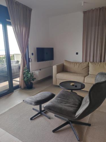 TV a/nebo společenská místnost v ubytování Apartments DiVi Sunset View
