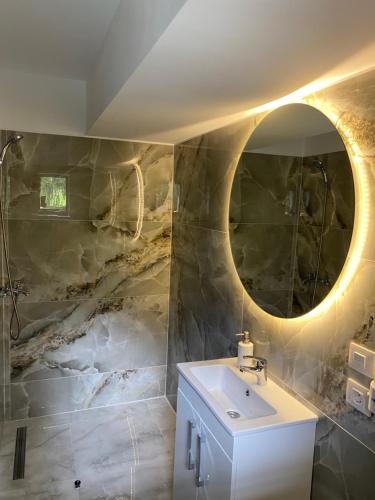 Ванная комната в Camera Deluxe Pensiunea Liziera