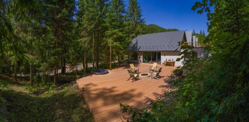 una vista aérea de una terraza de madera con una casa en Ultra house, en Ilʼtsya Gurny