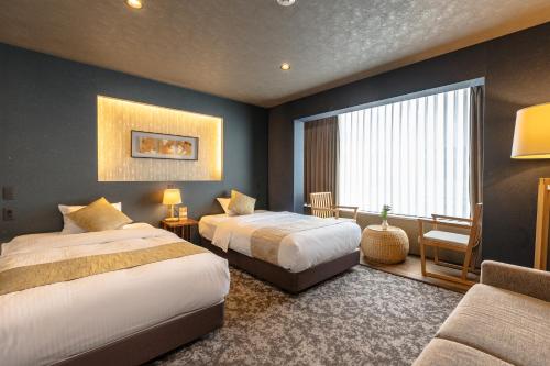 京都谷町君Hotel 松竹雲 京都四条烏丸的有两张床和一扇窗户的酒店房间