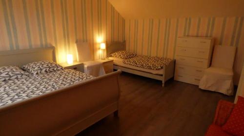 Postel nebo postele na pokoji v ubytování Gîte Callot Moulin de Kerellec