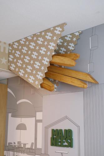 an american flag on the ceiling of a restaurant at Hesehotelli Turku Linja-autoasema in Turku
