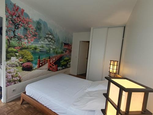 - une chambre ornée d'une peinture murale dans l'établissement A à Boulogne confort pour sportifs, à Boulogne-Billancourt