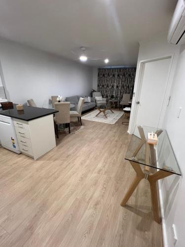 Η κουζίνα ή μικρή κουζίνα στο ADELAIDE CENTRAL APARTMENT - 3BR, 2BATH & CARPARK
