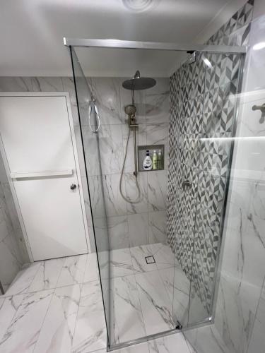 Ένα μπάνιο στο ADELAIDE CENTRAL APARTMENT - 3BR, 2BATH & CARPARK