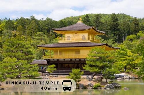 京都市にあるXcellent Hotelの木々のある公園にある大きな黄色い建物