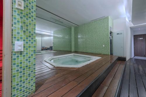 baño con bañera de hidromasaje en el suelo de madera en Apt with Reforma View Pool and Jacuzzi, en Ciudad de México