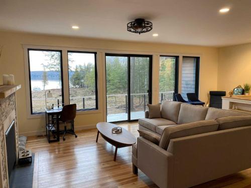 Χώρος καθιστικού στο Torch Lake Blue 4BDR Beachfront House ➠ 2364