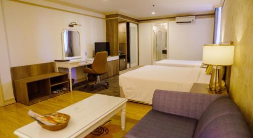 Postel nebo postele na pokoji v ubytování Lotus Saigon Hotel