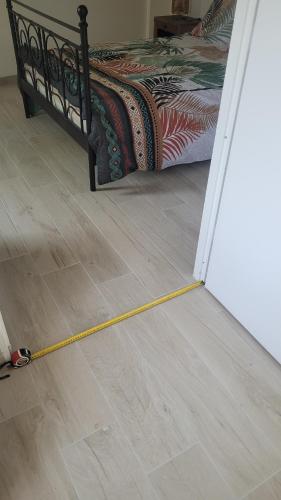 Cama o camas de una habitación en Le Truc en plus, accessibles PMR, appartement 45 m2 mitoyen dans une maison avec un autre appartement