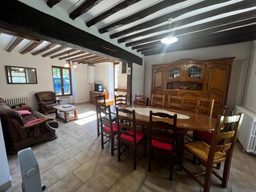une salle à manger avec une table et des chaises dans l'établissement Les Arnusses 10 pers, à Saints