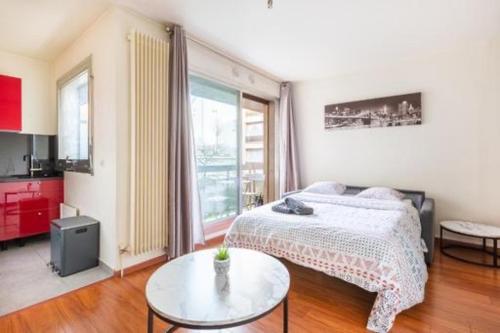 une chambre avec un lit et une table dans l'établissement Studio de luxe les champs Élysées 2, à Paris