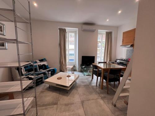 Heart of Nice Harboor cosy and central