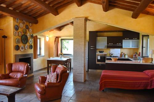 sala de estar con muebles de cuero y cocina en Vigna Di Valle, en Bracciano