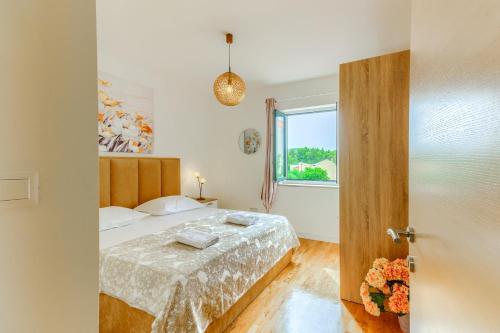 a bedroom with a bed and a window at Villa ARIJANA 2 in Slatine