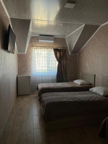 a room with two beds and a window in a room at Hotel Chicago in Umanʼ