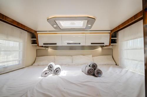 a bed in the middle of a caravan at Autocaravana Baron 573 in Cerdanyola del Valles