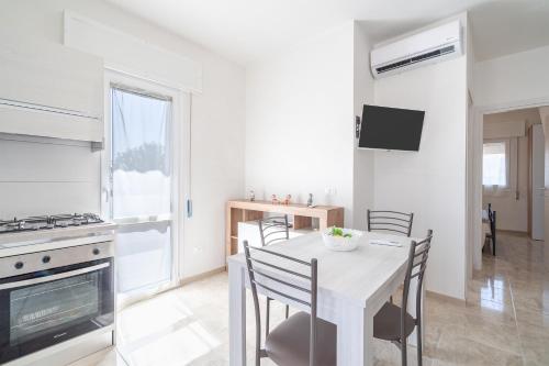 a kitchen and dining room with a table and chairs at Littiricci in Marzamemi