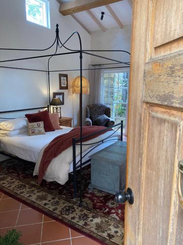 a bedroom with a bed with a metal canopy at Guestlands Italia B&B in Arcadia