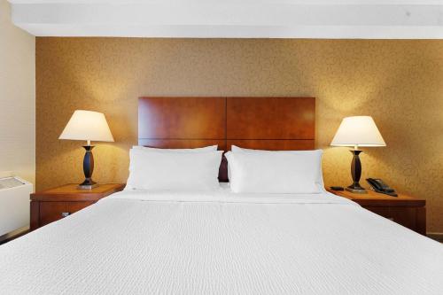 Un ou plusieurs lits dans un hébergement de l'établissement Sandman Hotel & Suites London Downtown