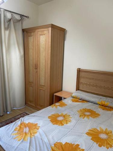 ein Schlafzimmer mit einem Bett mit Blumen darauf in der Unterkunft Tahiti resort north coast in Dawwār ‘Abd Allāh