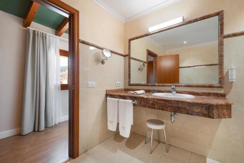a bathroom with a sink and a mirror at Can Xim-Turismo de Interior in Alaró