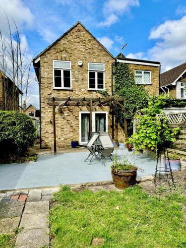 Κήπος έξω από το Inviting 4-Bed House near Heathrow w Fireplace