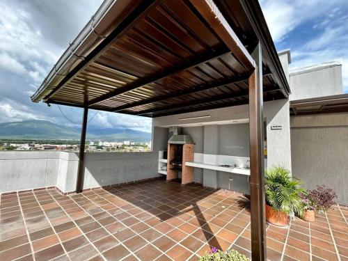 a patio with a grill on top of a house at Bonito apartamento 2 habitaciones in Cúcuta
