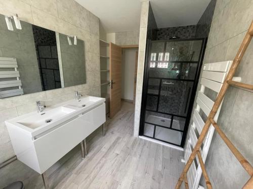 Ένα μπάνιο στο Villa La Colline - 5 chambres avec piscine chauffée