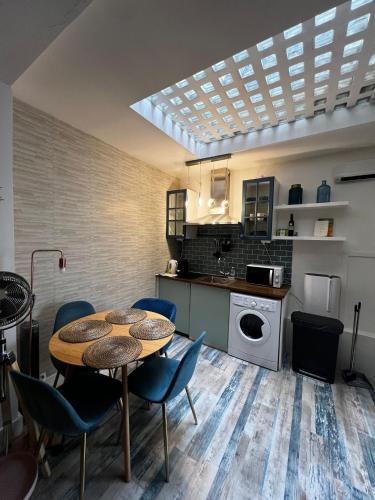 une pièce avec une table et des chaises et une cuisine dans l'établissement Joli 2 pièces proche Marais, à Paris