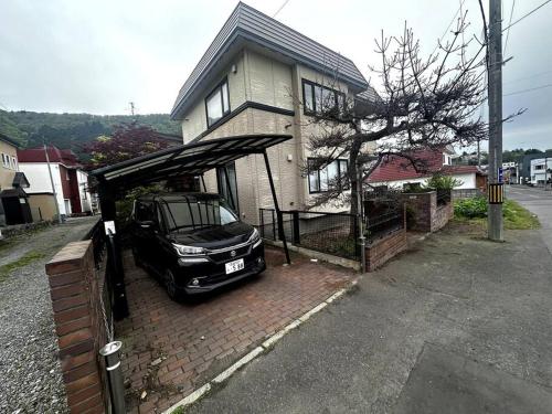 a car parked in front of a house at 函館民泊イナンクル in Hakodate