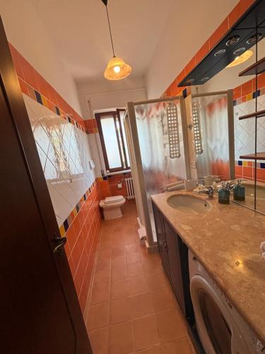un bagno con lavandino e WC di Casa Talassa a Pescara