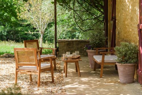 un groupe de chaises et de tables sur une terrasse dans l'établissement La Maison de Jennie, à Saint-André-dʼAllas