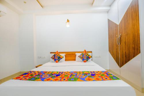 Ένα ή περισσότερα κρεβάτια σε δωμάτιο στο FabHotel Amrit Residency