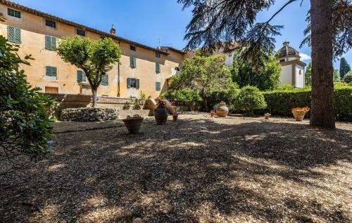 a courtyard of a building with trees and plants at Villa Martelli in Capannoli