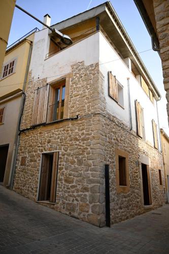 an old stone building on a street at Ayamans Home Lloseta in Lloseta