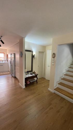 an empty living room with stairs and a mirror at קוט'ג 6 חדרים שלווה תבורית in Kefar Tavor