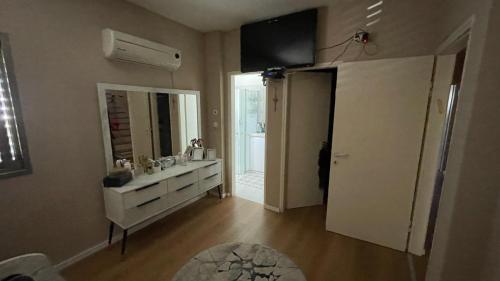 a bathroom with a sink and a mirror at קוט'ג 6 חדרים שלווה תבורית in Kefar Tavor