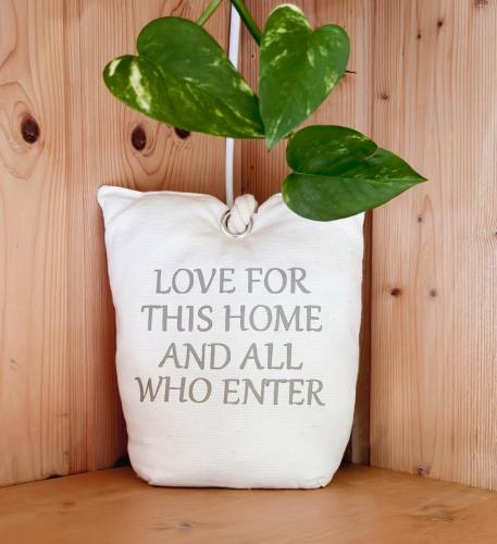a pillow that says love for this home and all who enter at s´Amagmach in Egg