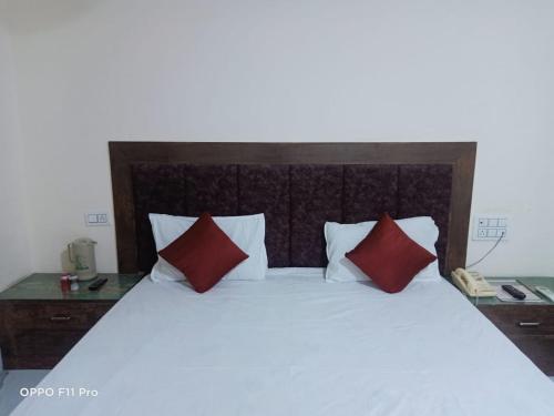 Postel nebo postele na pokoji v ubytování Hotel Ambassador Inn