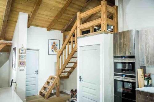 - une cuisine avec un escalier en bois dans une chambre dans l'établissement Chalet Forêt, à Saint-Jean-dʼAulps