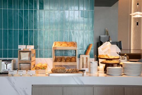 una panadería con varios tipos de panes y bollería en Atour Hotel Shanghai Baoshan Shangda Road, en Shanghái