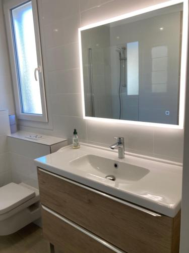 Ένα μπάνιο στο Cannes Beach Access, Private Room in Shared 3-Bedroom Apartment, Private Bathroom, Living Room with Sea View Suite Parentale salle de bain privée accès plages & vue mer du salon dans appartement partagé chez l'habitant