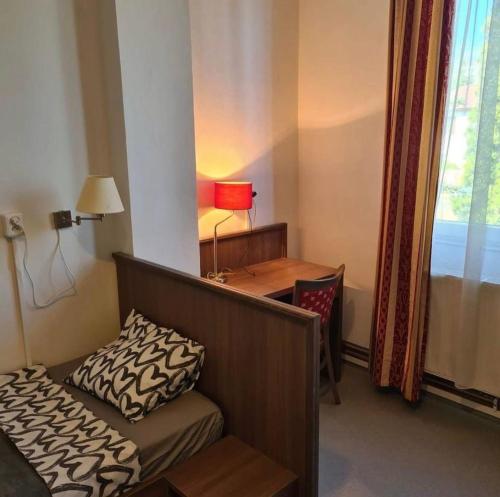 Rúm í herbergi á Global Hostal