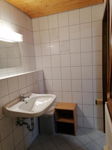 a bathroom with a sink and a toilet at Monteurunterkunft Haus Max & Moritz in Böbrach