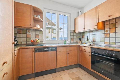 Кухня или мини-кухня в Apartment SEEwiese mit großem Garten und autemberaubenden Alpenpanorama
