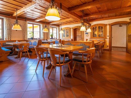 a restaurant with wooden tables and chairs in a room at Gasthof zur Alten Post in Regen