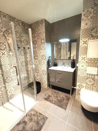 une salle de bain avec une douche, des toilettes et un lavabo dans l'établissement Disney T3 LUXE neuf 6P 2 ch 2 salle de bains parking privé en sous sol lit bébé C205, à Chessy