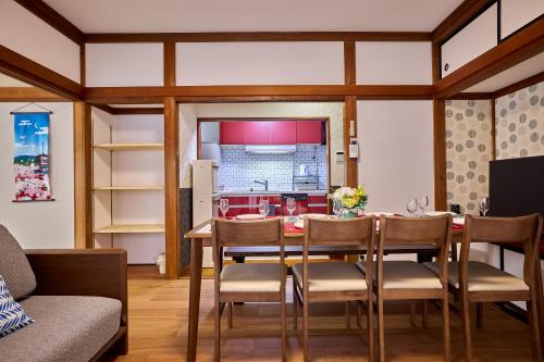 富士吉田市にあるAPROSTAY旭11のダイニングルーム(テーブル、椅子付)、キッチン