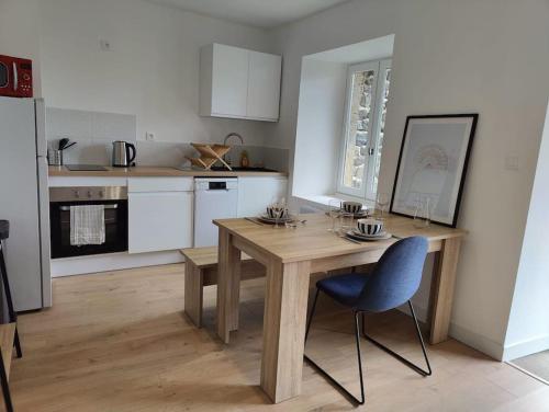 Photo de la galerie de l'établissement T3 neuf avec vue et balcon, au Puy-en-Velay